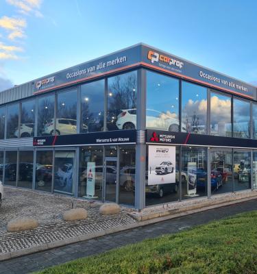 Vooraanzicht van het pand van Autobedrijf Wiersema en van Wouwe