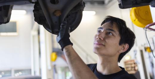 Monteur bekijkt auto