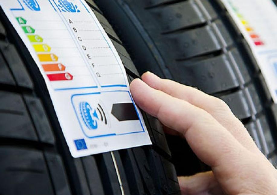 Bandelabel op een autoband